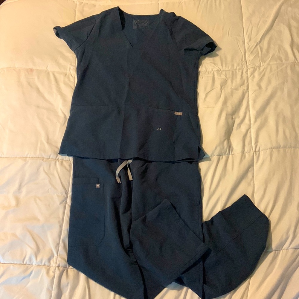 Used FIGS technical collection scrub set
